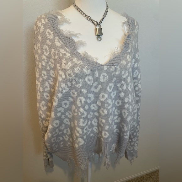 Rue21 Gray and White Leopard V-Neck Sweater - Picture 1 of 4